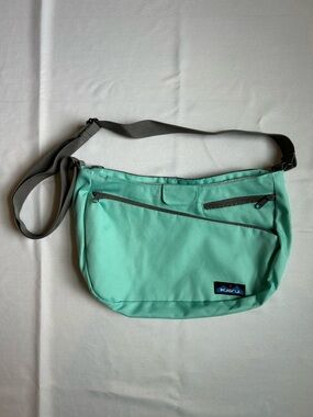 Kavu Shoulder Bag in Light Green/Grey